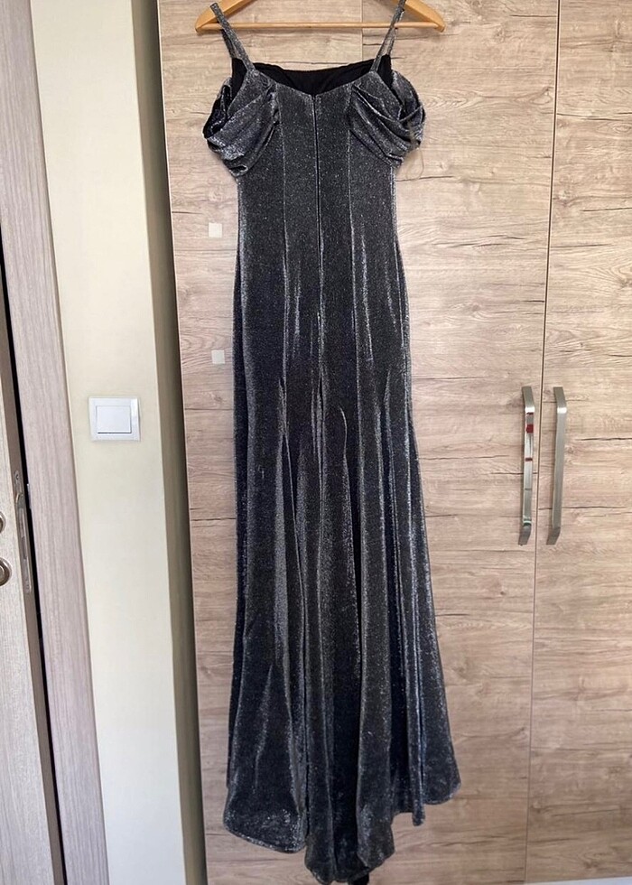 yırtmaçlı gri abiye - Görsel 2