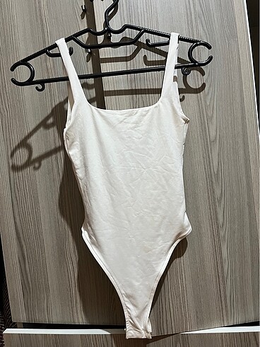 H&M sırt dekolteli bodysuit