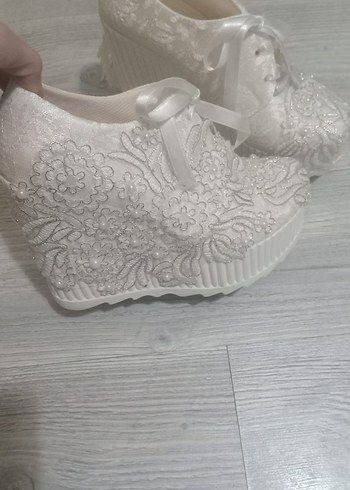 Beyaz Dantel Detaylı Dolgu Topuklu Gelin Ayakkabısı - Görsel 2