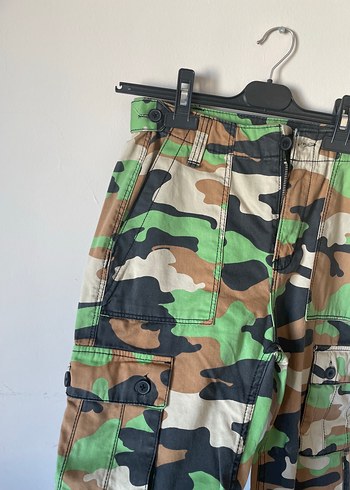 Bershka Kadın Kamuflaj Desenli cepli Pantolon