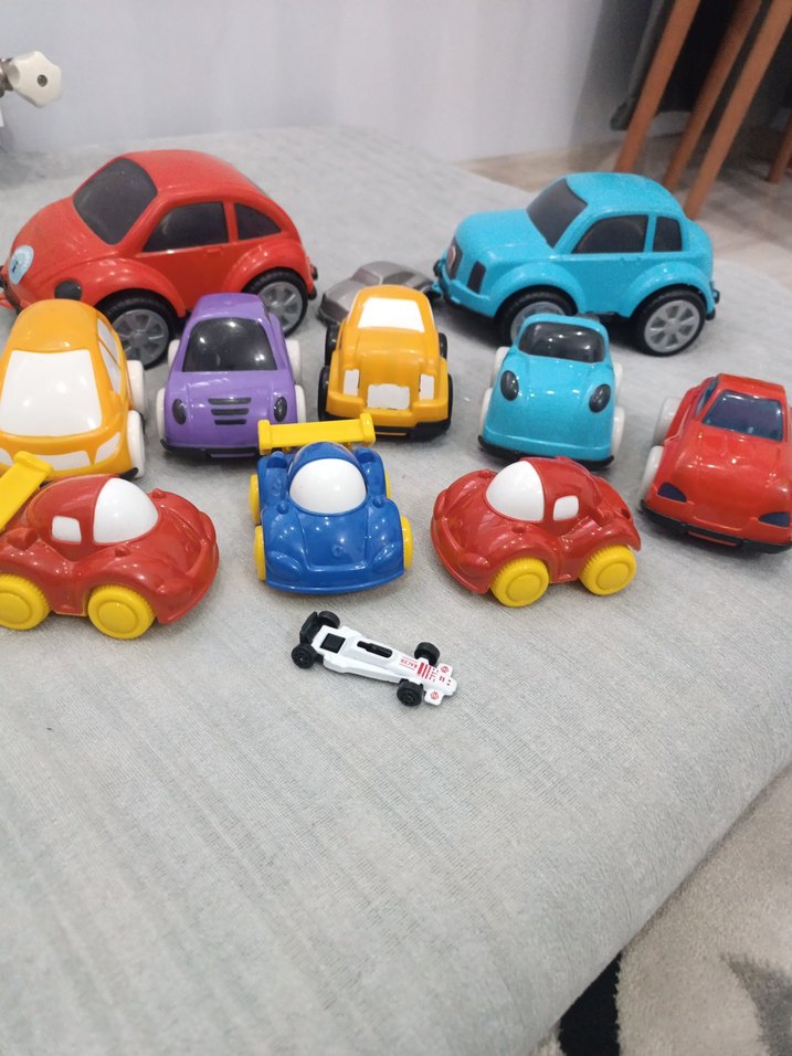 Kırmızı ve Sarı Renkli Oyuncak Araba - Görsel 4