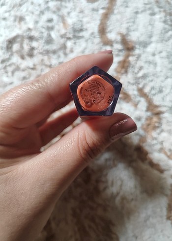 Fenty Beauty Parlak Bej Dudak Parlatıcısı - Görsel 3