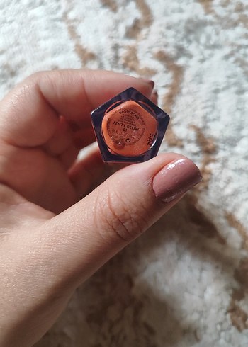 Fenty Beauty Parlak Bej Dudak Parlatıcısı - Görsel 4