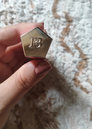 Fenty Beauty Parlak Bej Dudak Parlatıcısı - Görsel 2