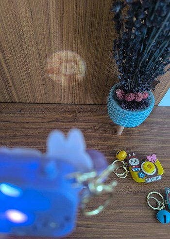 Renkli Püsküllü Projeksiyon Anahtarlık Kamera Tasarımlı - Görsel 2