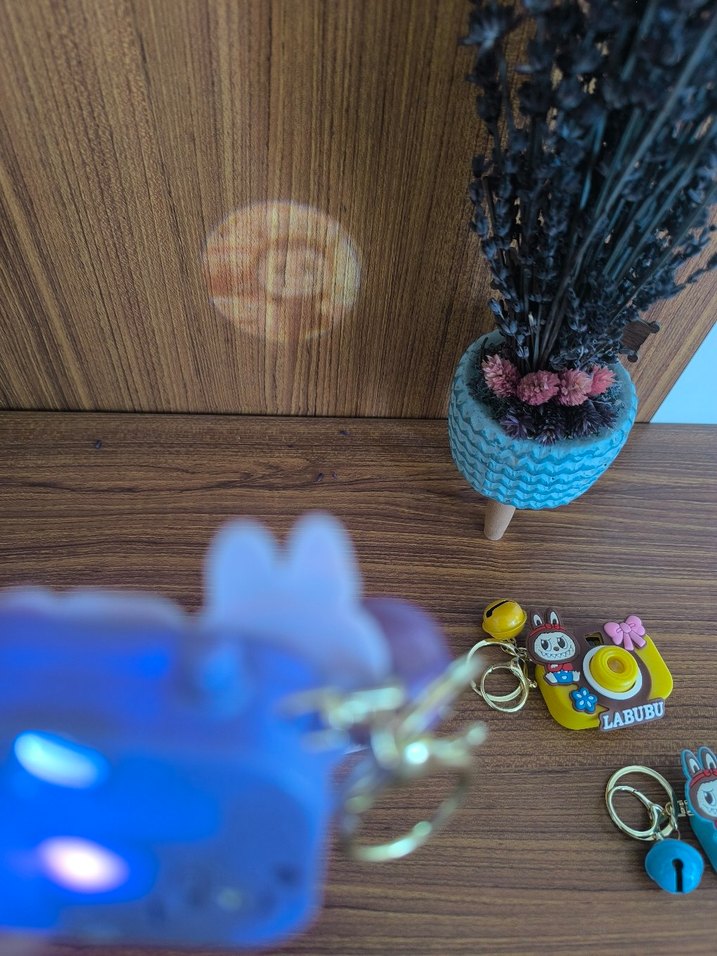 Renkli Püsküllü Projeksiyon Anahtarlık Kamera Tasarımlı - Görsel 2