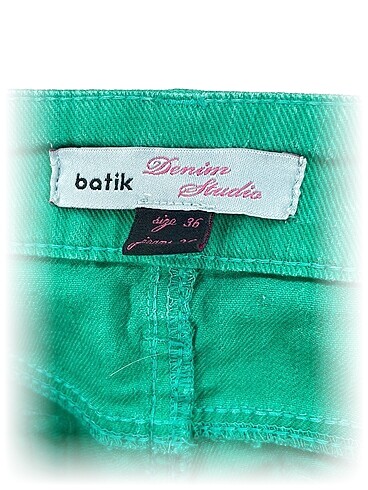 36 Beden Batik Mini Şort %70 İndirimli.
