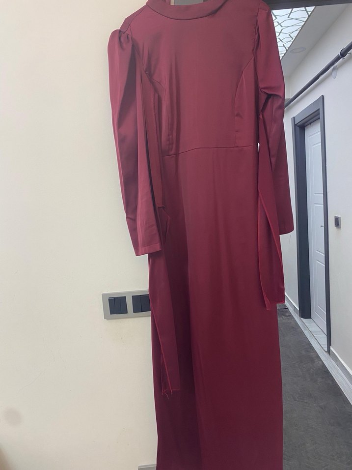 Bordo Saten Uzun Drapeli Elbise - Görsel 2