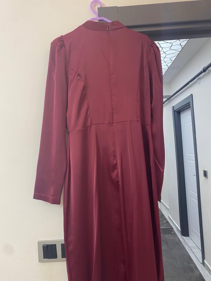 Bordo Saten Uzun Drapeli Elbise - Görsel 4