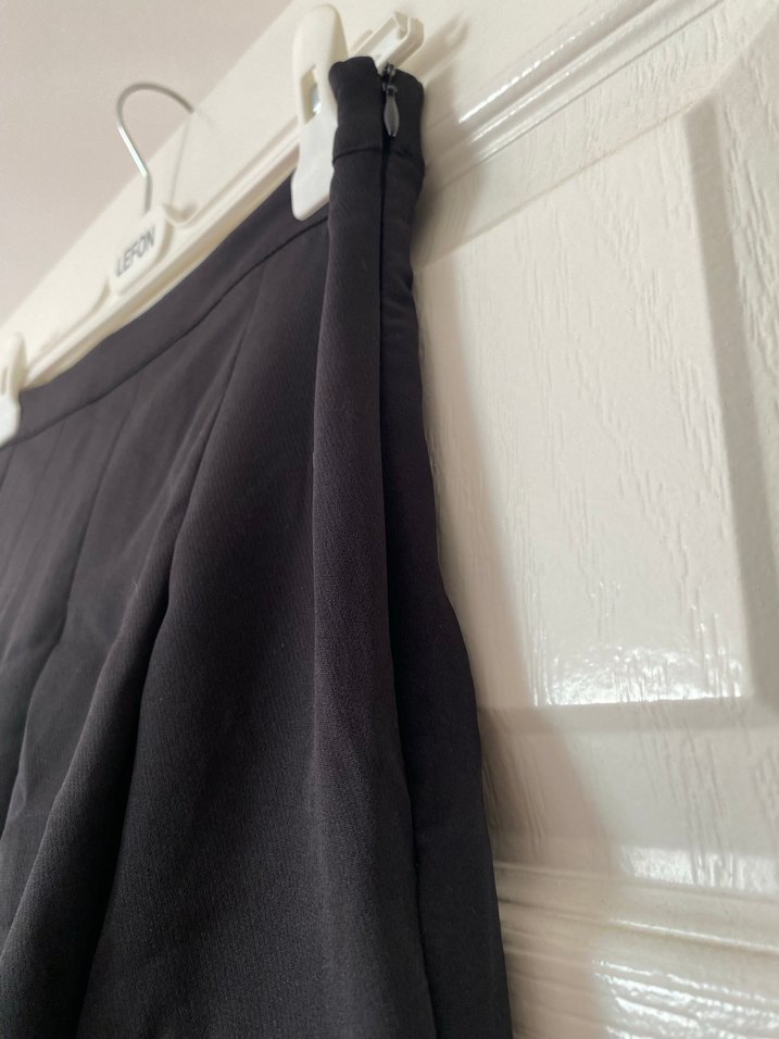 Siyah Pilili Mini Etek Spor Tarzı - Görsel 3