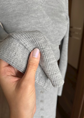 Gri V Yaka Düğmeli Uzun Triko Elbise - Görsel 4