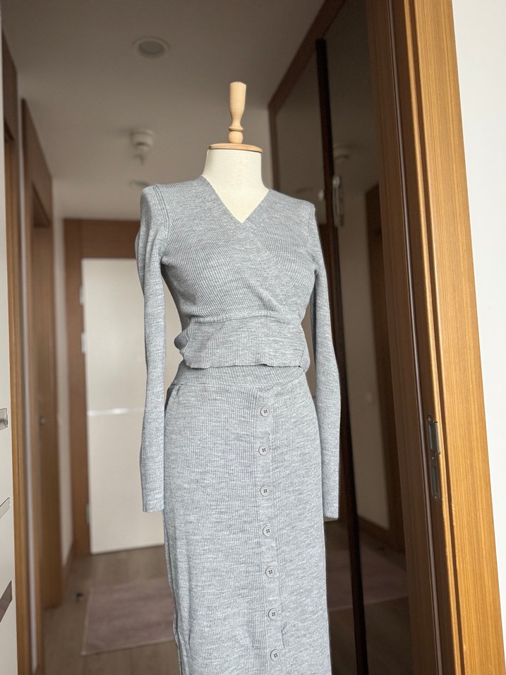 Gri V Yaka Düğmeli Uzun Triko Elbise - Görsel 3