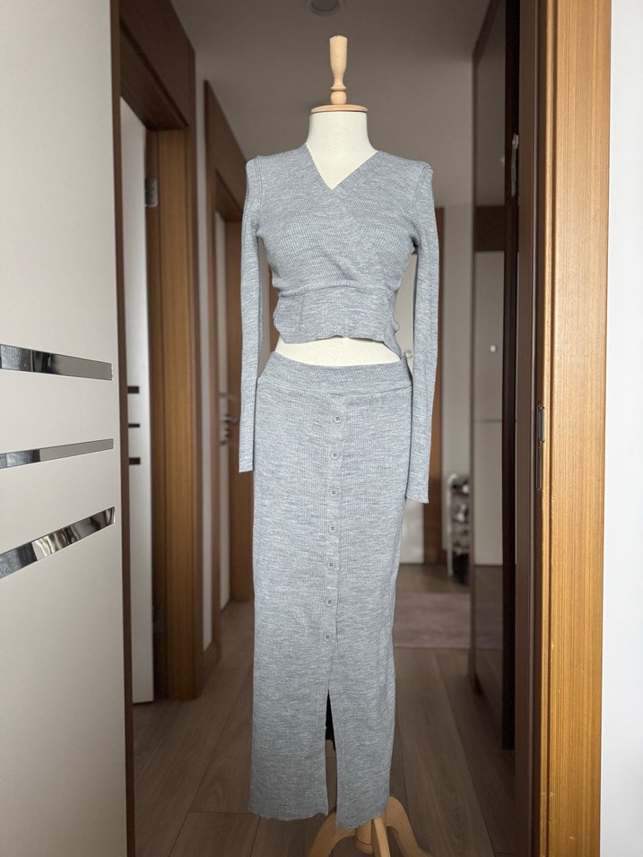 Gri V Yaka Düğmeli Uzun Triko Elbise - Görsel 2