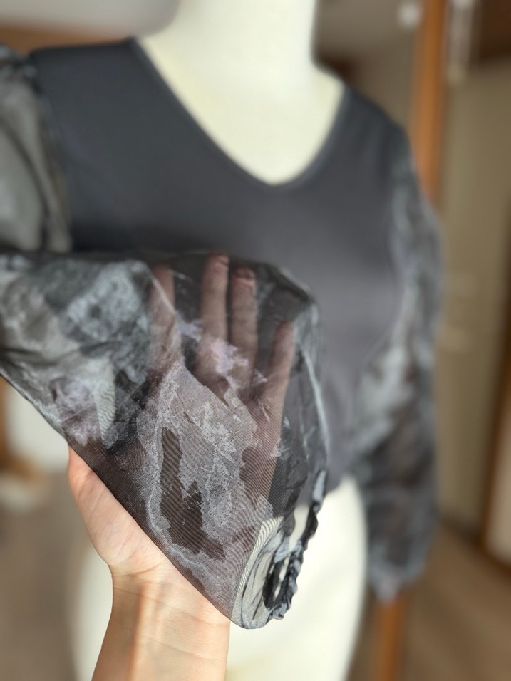 Siyah V Yaka Gotik Kadın Bluz - Görsel 4