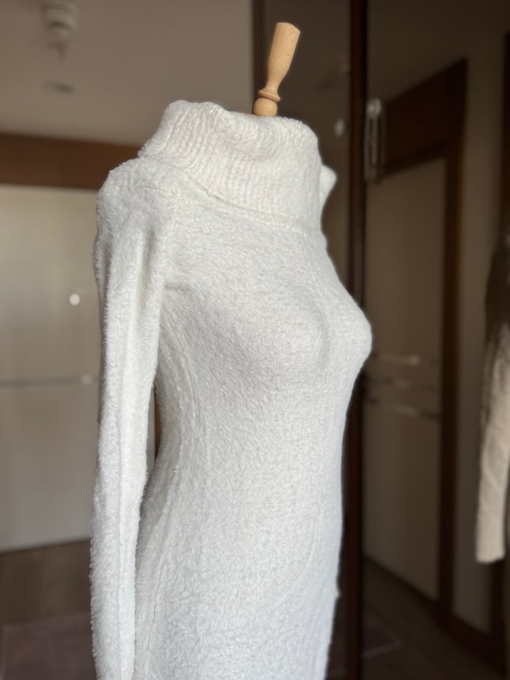 Beyaz Triko Yüksek Yakalı Uzun Kollu Kadın Elbise - Görsel 4