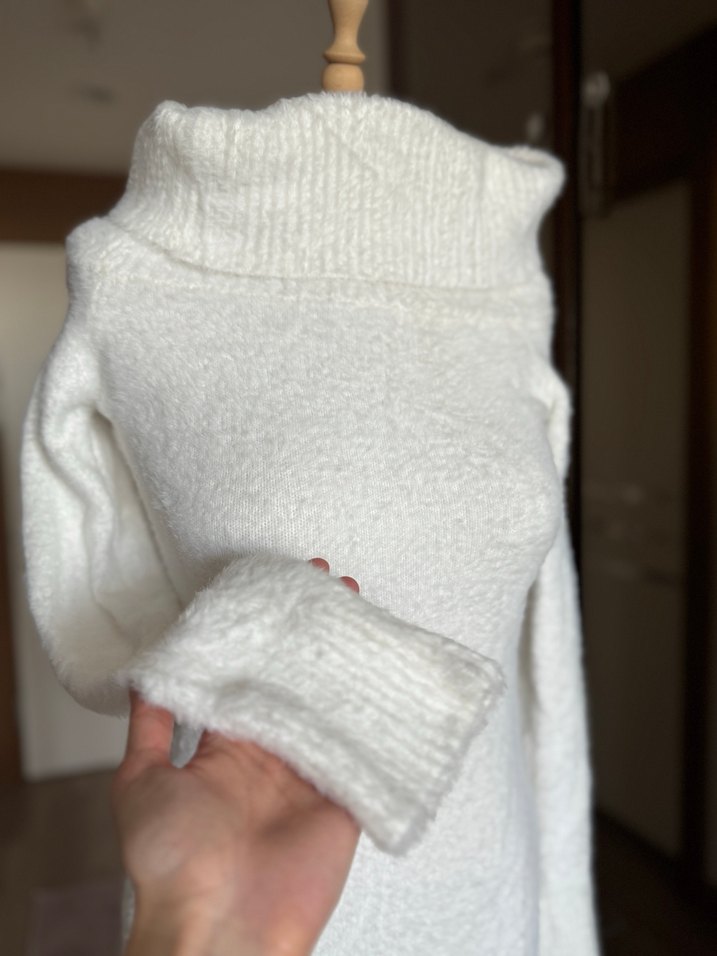 Beyaz Triko Yüksek Yakalı Uzun Kollu Kadın Elbise - Görsel 3