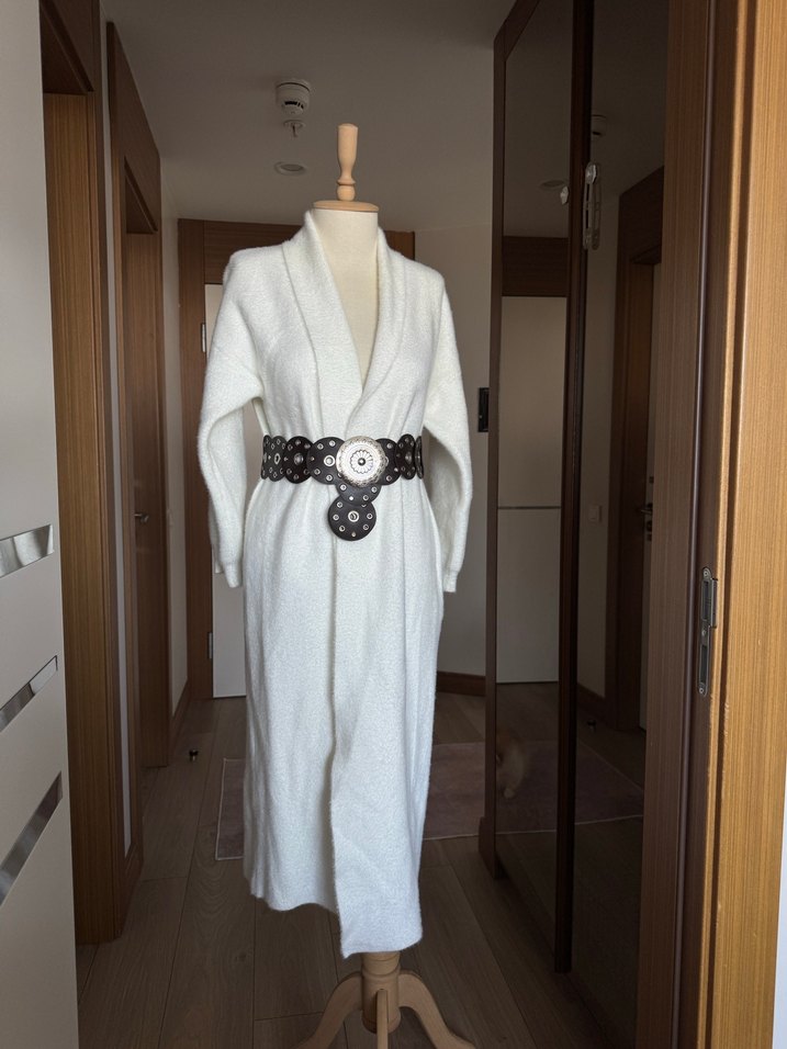 Uzun Beyaz Hırka - Görsel 3