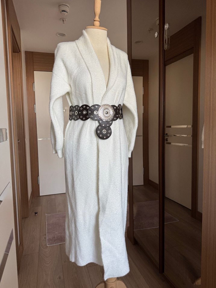 Uzun Beyaz Hırka - Görsel 4