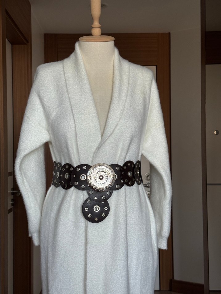 Uzun Beyaz Hırka - Görsel 2