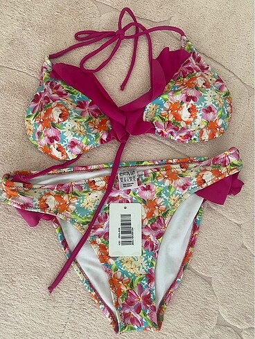 Etiketli bikini takımı