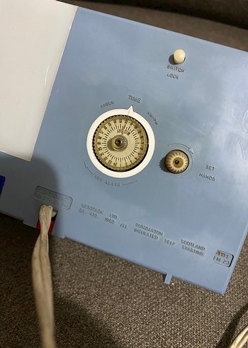 Beyaz ve Gri Masa Saati - Görsel 5