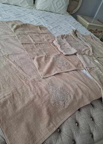 Nakışlı Bej Havlu ve Bornoz Seti - Görsel 8