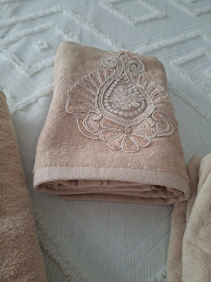 Nakışlı Bej Havlu ve Bornoz Seti - Görsel 5