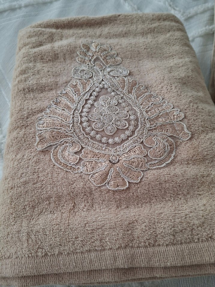 Nakışlı Bej Havlu ve Bornoz Seti - Görsel 2