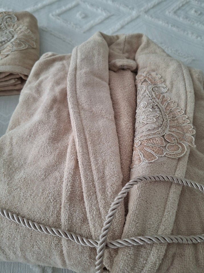 Nakışlı Bej Havlu ve Bornoz Seti - Görsel 3