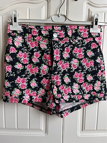 Bershka çiçekli jean şort