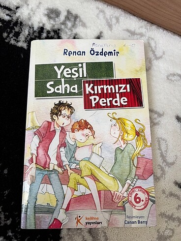 Yeşil saha kırmızı perde