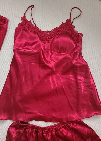 Diğer Hiç kullanılmamış 5 parçalı saten pijama takımı