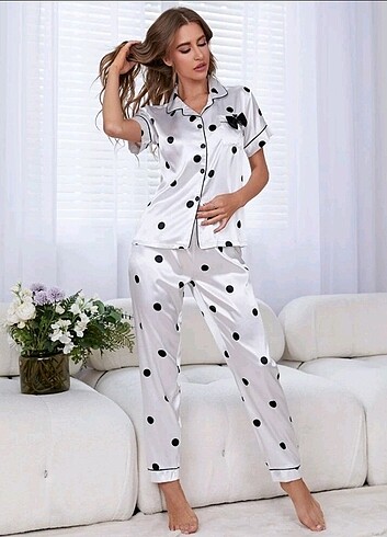 Beyaz saten pijama