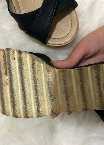 Siyah Dolgu Topuklu Bantlı Kadın Sandalet - Görsel 5