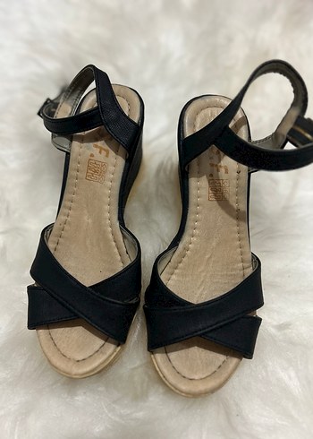 Siyah Dolgu Topuklu Bantlı Kadın Sandalet - Görsel 3