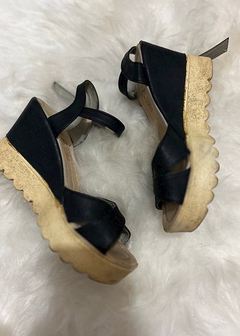 Siyah Dolgu Topuklu Bantlı Kadın Sandalet - Görsel 2