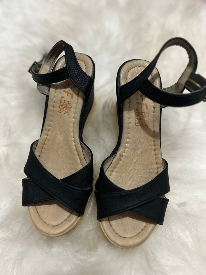 Siyah Dolgu Topuklu Bantlı Kadın Sandalet - Görsel 3