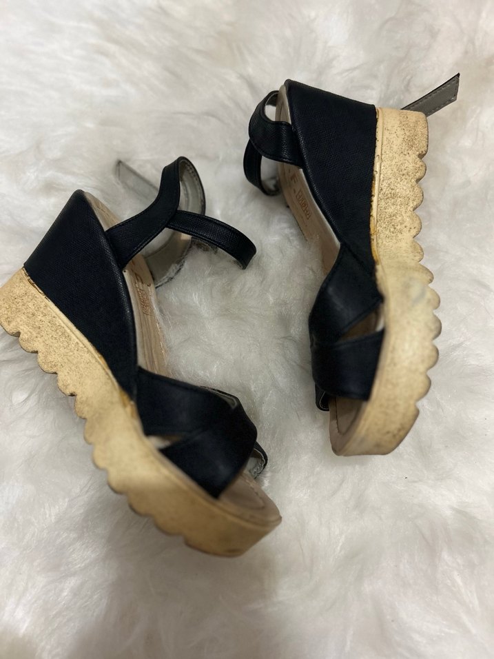 Siyah Dolgu Topuklu Bantlı Kadın Sandalet - Görsel 2