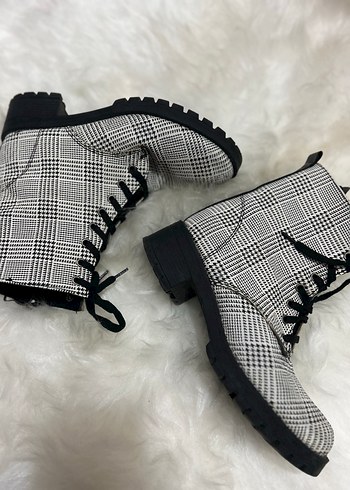 Gri Kareli Tokalı Kadın Botları - Görsel 3