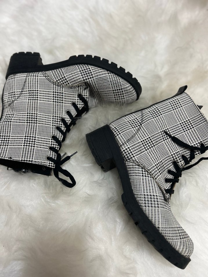 Gri Kareli Tokalı Kadın Botları - Görsel 3