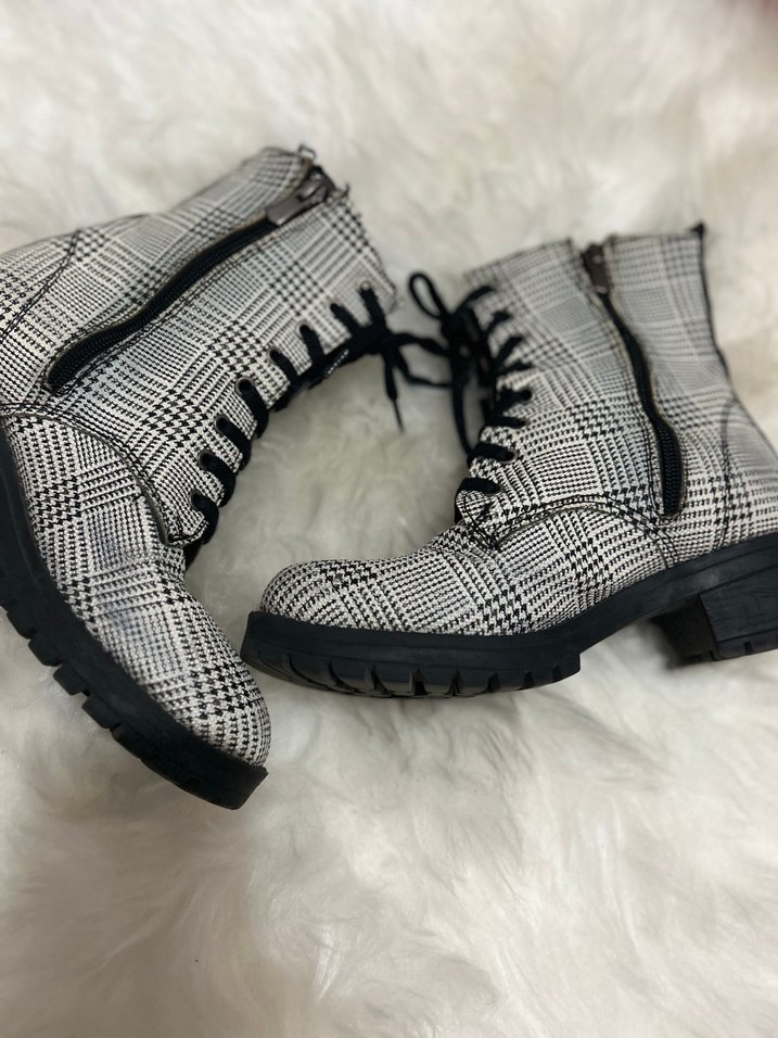 Gri Kareli Tokalı Kadın Botları - Görsel 2