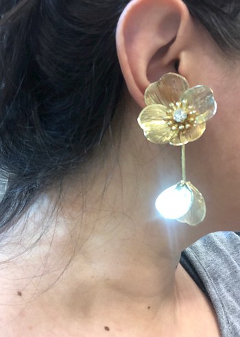 Uzun Altın Renkli Çiçekli Tel Detaylı Küpe - Görsel 3