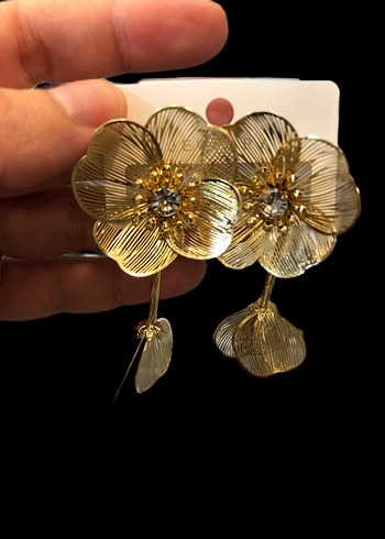 Uzun Altın Renkli Çiçekli Tel Detaylı Küpe - Görsel 2