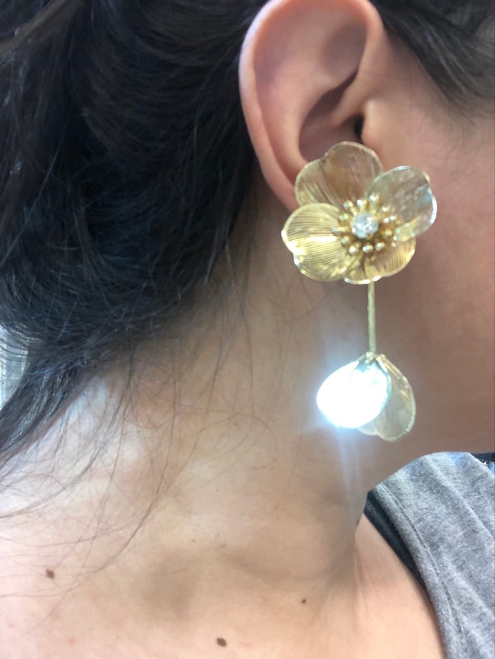 Uzun Altın Renkli Çiçekli Tel Detaylı Küpe - Görsel 3