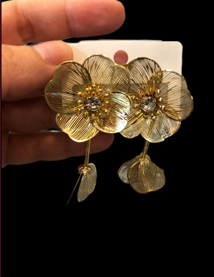 Uzun Altın Renkli Çiçekli Tel Detaylı Küpe - Görsel 2