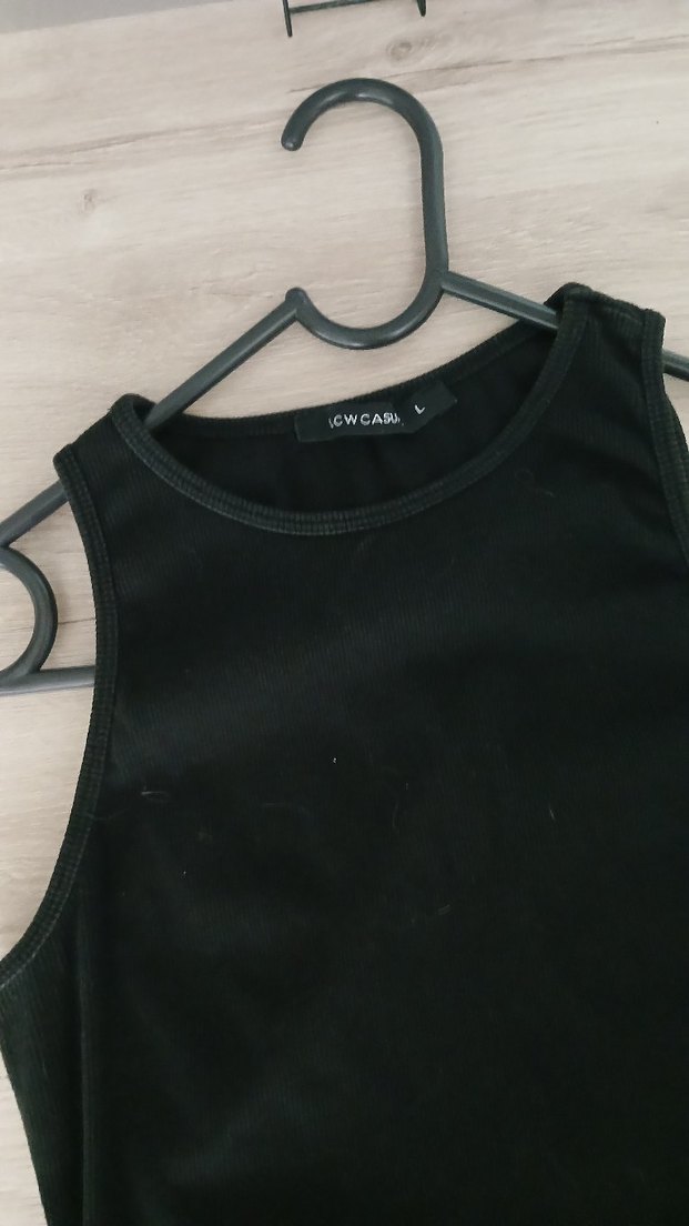 Siyah Yüksek Yakalı Kolsuz Crop Top - Görsel 2