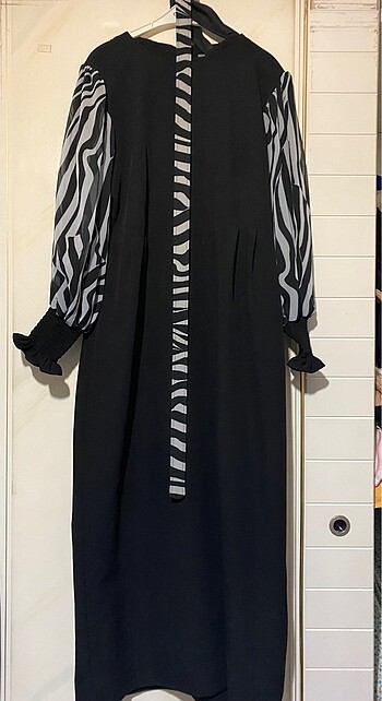 Siyah kolları zebra desenli elbise