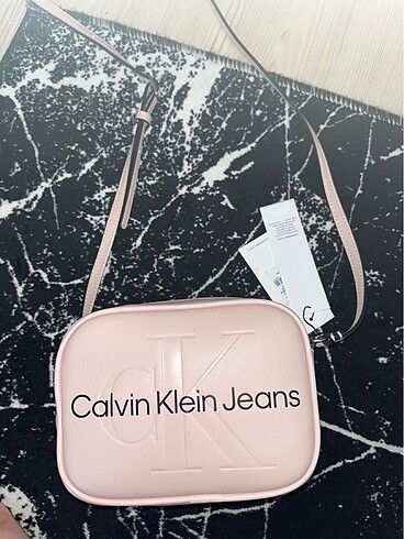 calvin klein pembe çanta
