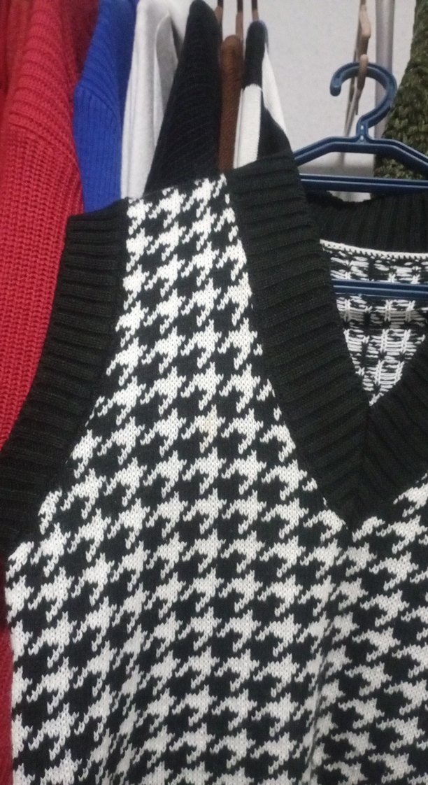 Kadın Siyah Beyaz Kazayağı Desenli V Yaka Süveter - Görsel 3