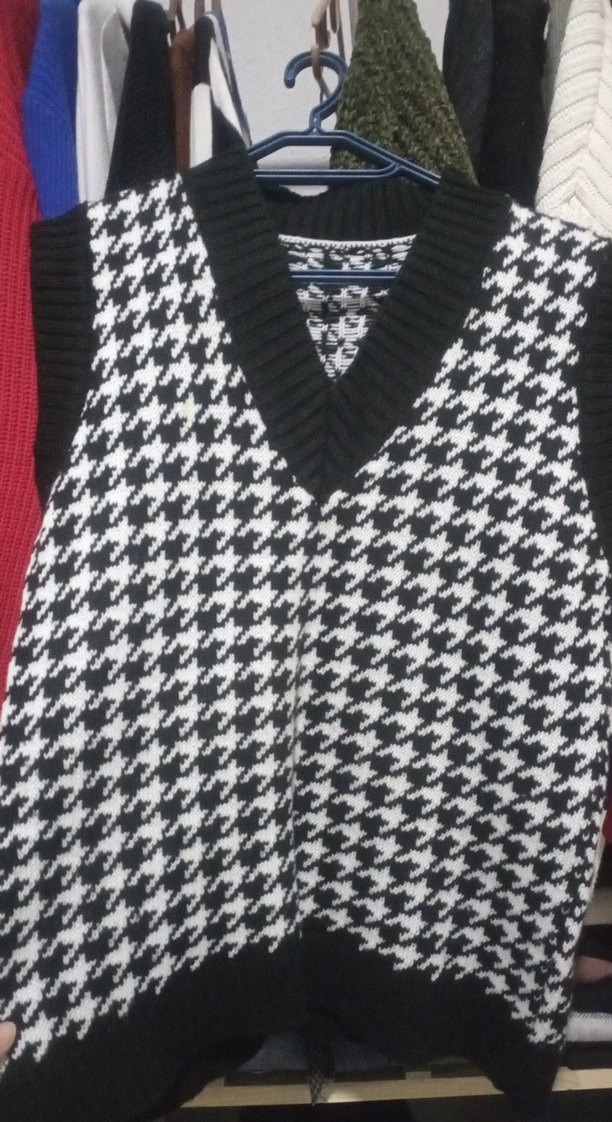 Kadın Siyah Beyaz Kazayağı Desenli V Yaka Süveter - Görsel 2